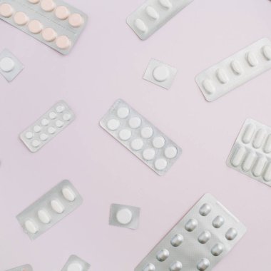 Tıp hapları pembe bir arka plan üzerinde