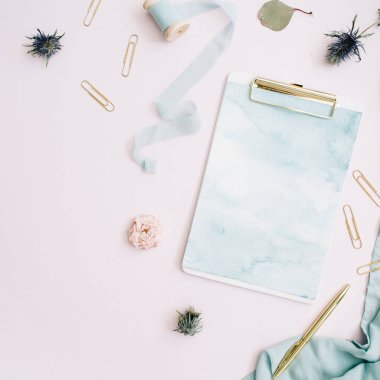 Pano, gül tomurcukları, blue ribbon, altın kalem ve Klipler