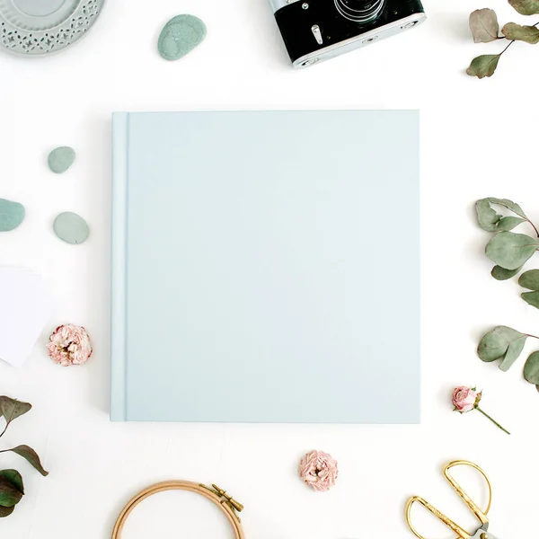 Álbum de fotos de família ou casamento azul com espaço em branco para texto — Fotografia de Stock