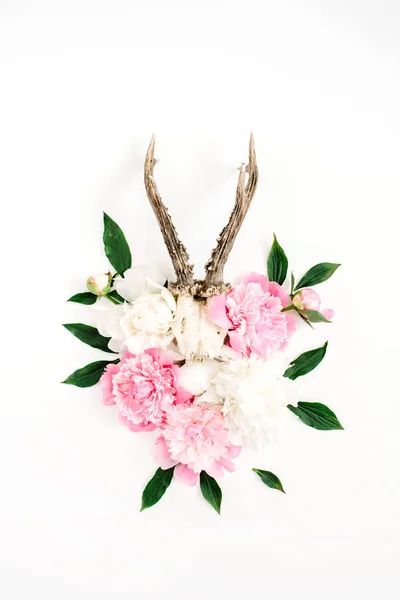 Roze en witte pioen bloemen boeket en geit hoorns — Stockfoto
