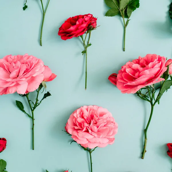 Patrón hecho de rosas rosadas y rojas —  Fotos de Stock