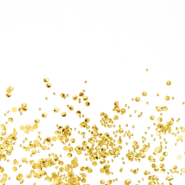 Oropel de confeti dorado sobre fondo blanco —  Fotos de Stock