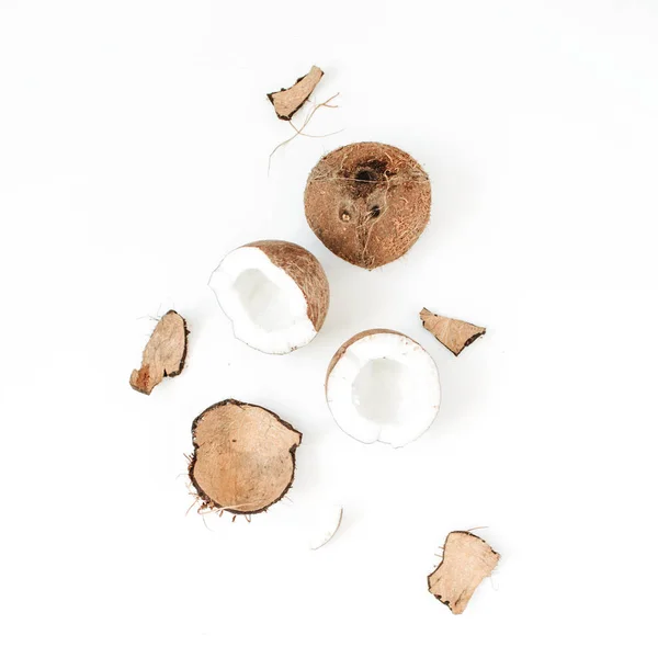 Cracked Kokosnuss auf weißem Hintergrund — Stockfoto