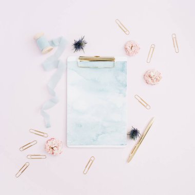 Pano, gül tomurcukları, blue ribbon, altın kalem ve Klipler