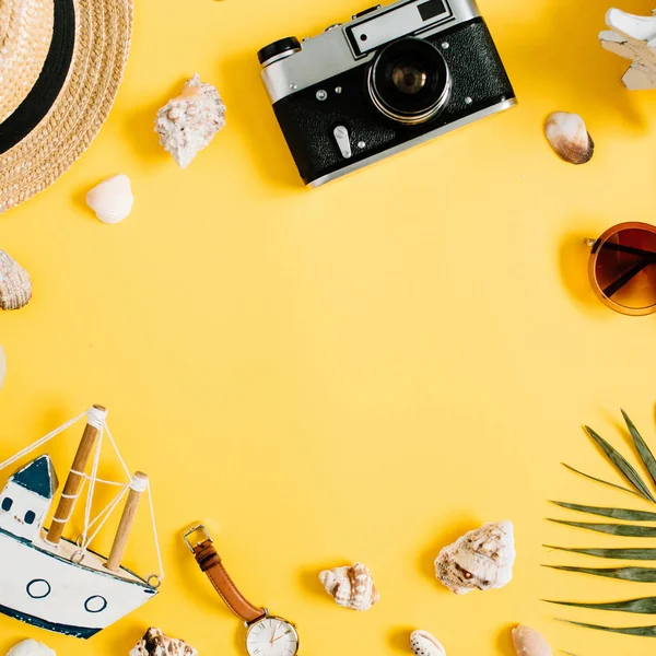 Accesorios de viajero sobre fondo amarillo — Foto de Stock