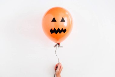Korkunç yüzü olan bir turuncu balon