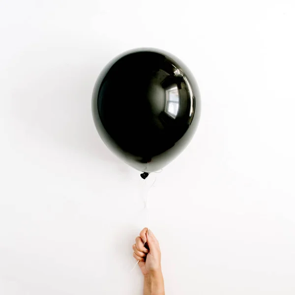 Ένα μαύρο μπαλόνι στο χέρι του κοριτσιού — Φωτογραφία Αρχείου