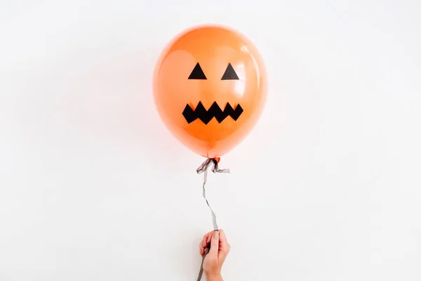 Un globo naranja con cara aterradora — Foto de Stock
