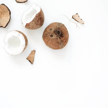 Beyaz arkaplanda çatlak hindistan cevizi