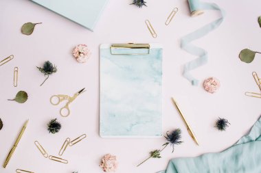 Pano, gül tomurcukları, blue ribbon, altın kalem ve Klipler