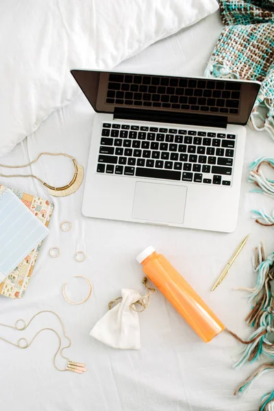 Dizüstü bilgisayar ile yatakta kadınsı ev ofis