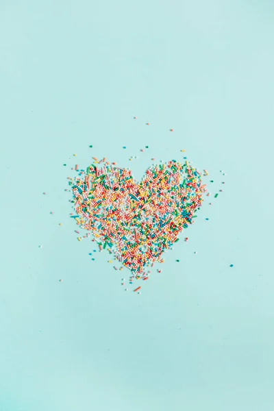 Colorido símbolo del corazón hecho de confeti — Foto de Stock