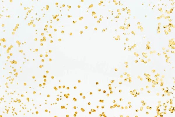 Ouropel de confete dourado sobre fundo branco — Fotografia de Stock