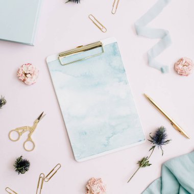 Pano, gül tomurcukları, blue ribbon, altın kalem ve Klipler