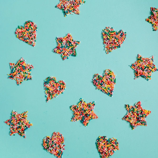 Corazón colorido y estrellas hechas de confeti — Foto de Stock