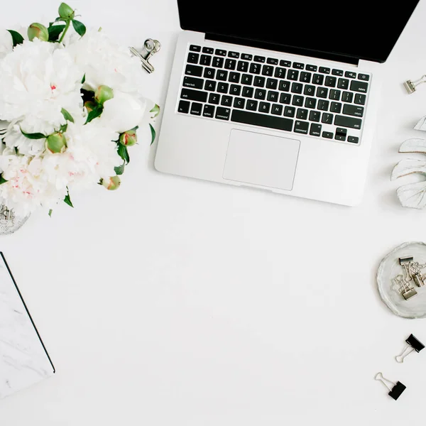 Espacio de trabajo femenino con portátil — Foto de Stock