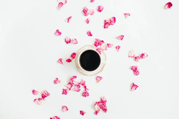 Šálek kávy a růžovou růží — Stock fotografie