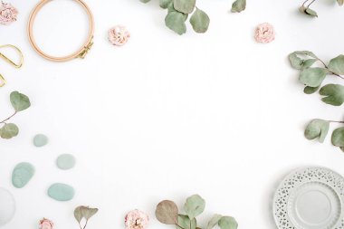 kenarlık çerçevesi ile okaliptüs dalları, plaka