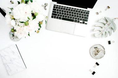 Dizüstü bilgisayar ile kadın çalışma alanı