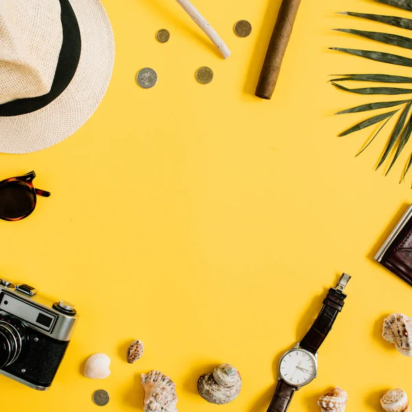 sarı arka plan üzerinde seyahat aksesuarları