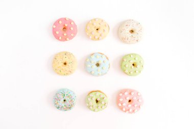 Beyaz arkaplanda çörekler