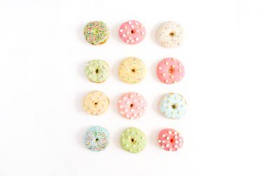 Beyaz arkaplanda çörekler