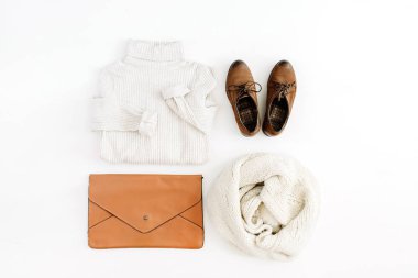 Kadınlar modern moda kıyafetler ve aksesuarlar