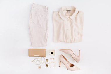 Kadınlar modern moda kıyafetler ve aksesuarlar