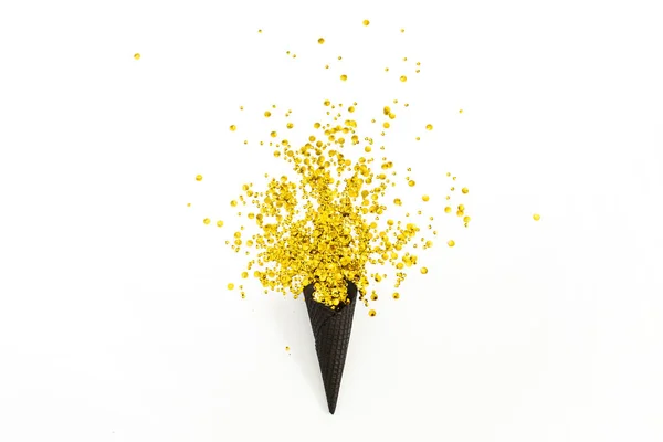 金色の紙吹雪と黒ワッフル コーン — ストック写真