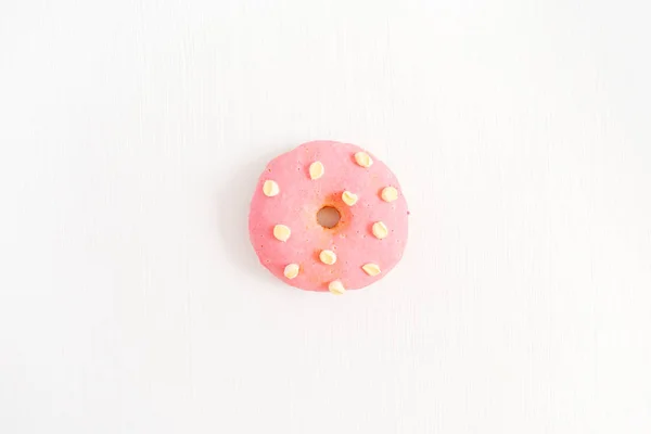 Un donut rosa sobre fondo blanco — Foto de Stock