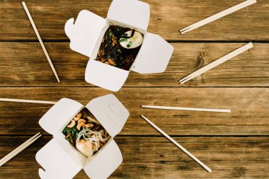 Erişte kutuları ve yemek çubukları