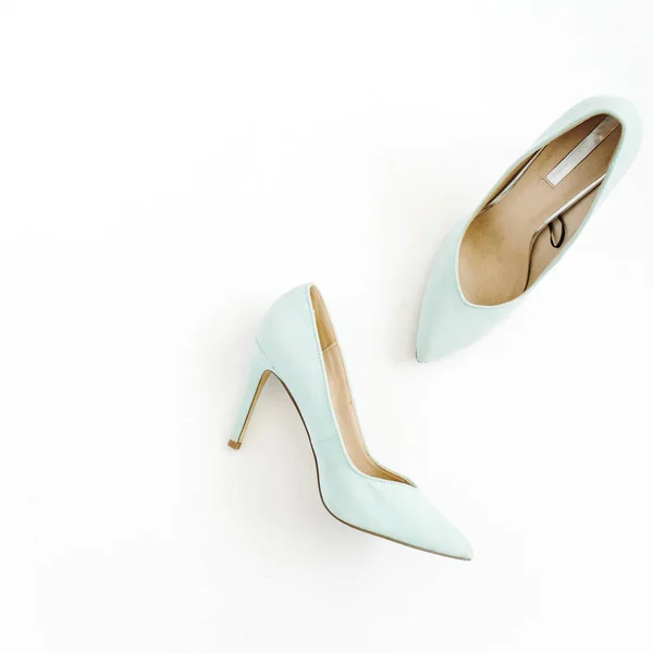 Chaussures femme bleu pâle sur fond blanc — Photo