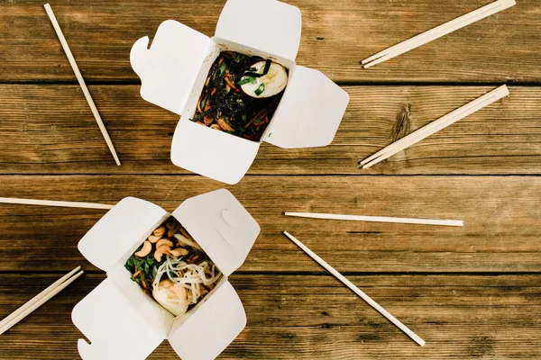 Erişte kutuları ve yemek çubukları