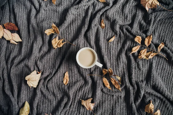 Sıcak terry ekose üzerinde sütlü kahve