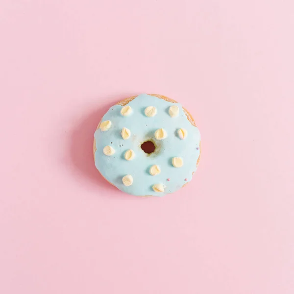 Pembe bir arka plan üzerinde mavi çörek — Stok fotoğraf