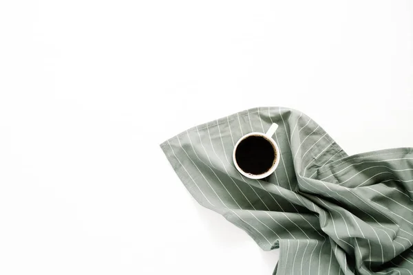パステル カラーの布にコーヒー ・ マグ — ストック写真