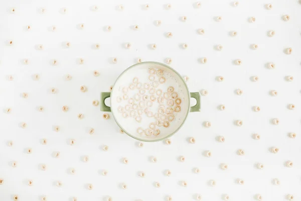 Cereales con leche sobre fondo blanco — Foto de Stock