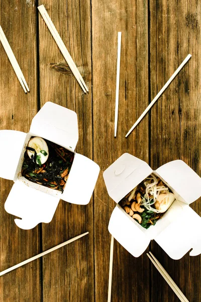 Erişte kutuları ve yemek çubukları