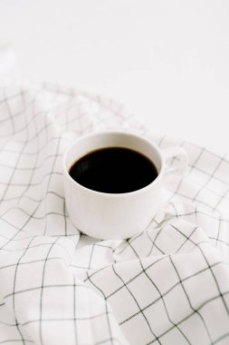 Kumaş üzerine kahve kupa 