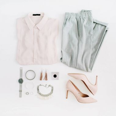 Kadınlar modern moda kıyafetler ve aksesuarlar