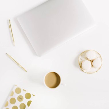 Modern ev ofis büro dizüstü, kupa kahve macaroons, kalem ile