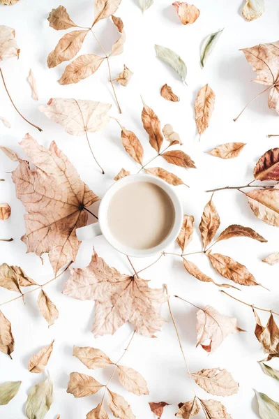 Café com leite e folhas secas de outono — Fotografia de Stock