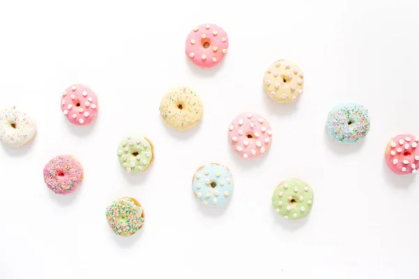 Donuts sobre fondo blanco —  Fotos de Stock