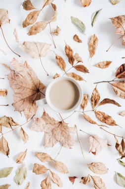 Kahve süt ve kuru sonbahar yaprakları