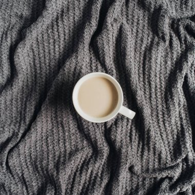 Sıcak terry ekose üzerinde sütlü kahve