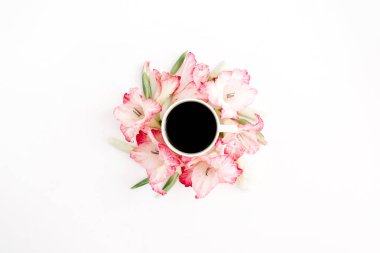 Güzel pembe Glayöl çiçek çerçeve ve kahve Kupası