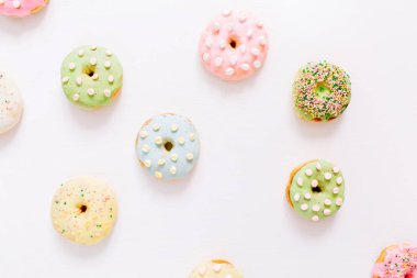 Beyaz arkaplanda çörekler