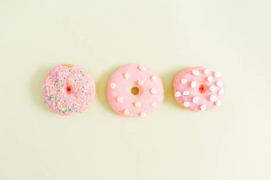 Beyaz arkaplanda çörekler