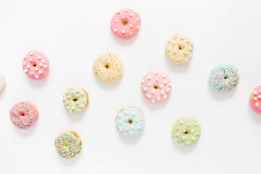 Beyaz arkaplanda çörekler