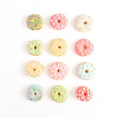 Beyaz arkaplanda çörekler